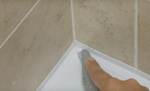 Как правильно сделать бордюр в ванной