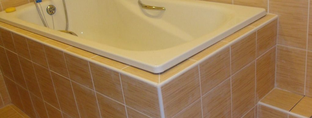 Отделанная кафелем ванна