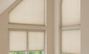 Шторы плиссе для нестандартных окон: когда обычные решения не подходят