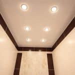 натяжной потолок в ванной