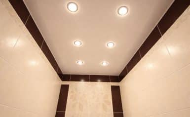 Какой материал выбрать для потолка в ванной: практический разбор от монтажника натяжных потолков