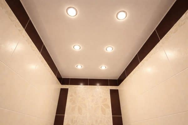 натяжной потолок в ванной