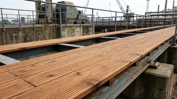 Инженерная площадка с настилом из термодерева